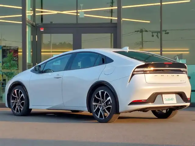 トヨタ プリウス Z 東京都 2023(令5)年 1.8万km プラチナホワイトパールマイカ 純正12.3インチディスプレイオーディオ/パノラミックビューモニター/ビルトインETC2.0/デジタルインナーミラー/ドライブレコーダー/トヨタチームメイト/パーキングサポートブレーキ/AC100V/シートヒーター/ベンチレーションシート/パワーバックドア/ステアリングヒーター/LEDヘッドライト/トヨタセーフティセンス/・プリクラッシュセーフティ/・レーントレーシングアシスト/・レーダークルーズコントロール/・アダプティブハイビームシステム/・ブラインドスポットモニター