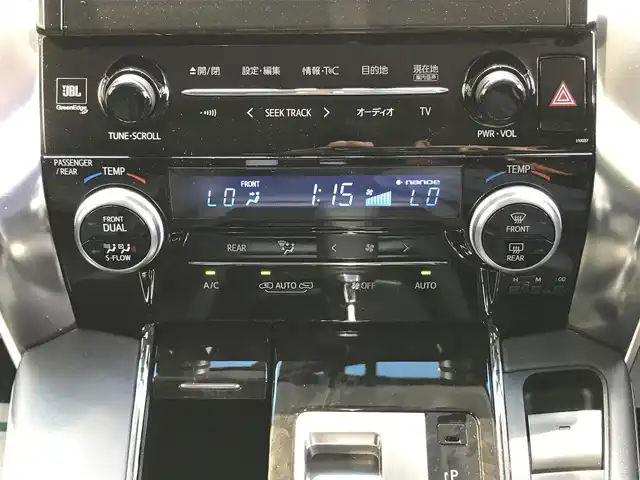 トヨタ アルファードハイブリット SR 秋田県 2016(平28)年 8万km グレーメタリック 4WD/純正9.2型メーカーOPナビ/　(Bluetooth/DVD/Blu-ray)/フルセグTV/両側パワースライドドア/パワーバックドア/パノラミックビューモニター/ビルトインETC/純正12.1型リアエンターテインメントシステム/レーダークルーズコントロール/インテリジェントクリアランスソナー/プリクラッシュセーフティシステム/ビークルスタビリティコントロール/LEDヘッドランプ/オートライト/デュアルオートエアコン/木目調/革巻きコンビステアリング/合皮/ファブリックコンビシート/前席パワーシート/2列目リラックスキャプテンシート/運転席ポジションメモリー/助手席パワーオットマン/純正17インチアルミホイール/スマートエントリー/プッシュスタートシステム/JBLプレミアムサウンドシステム/バルミナ17インチAWスタッドレス積込/禁煙車