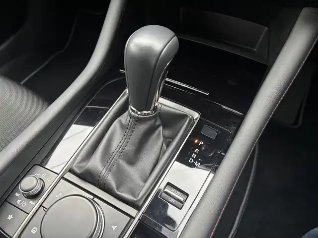 マツダ マツダ３ファストバック 20S ブラックトーンED 愛知県 2022(令4)年 0.8万km ソウルレッドクリスタルM 純正ナビ　フルセグＴＶ　ＤＶＤ再生　　Ｂｌｕｅｔｏｏｔｈ　ＵＳＢ接続　スマホ連携　全方位カメラ　前後ドラレコ　ＥＴＣ　ＢＳＭ　ＬＫＡ　レーダークルーズ　ステアヒーター　シートヒーター　メモリシート　LEDオートハイビーム