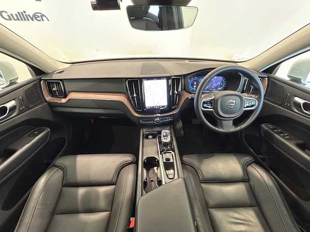 ボルボ ボルボ ＸＣ６０ アルティメット B5 AWD 熊本県 2022(令4)年 5万km クリスタルホワイトP ・スマートキー/・プッシュスタート/・パノラマサンルーフ/・Pilot Assist/・レーンキープエイド/・ロードサインインフォメーション/・前車発進通知/・衝突回避/・パーキングアシスト/・ブラインドスポットモニター/・ドライバーアラート/・クロストラフィックアラート/・レーンアシスト/・クルーズコントロール(追従式)/・黒革シート/・前席パワーシート/・全席シートヒーター /・前席シートヒーター /・ハンドルヒーター /・純正メモリナビ/　【Bluetooth・USB・AppleCarPlay・AndroidAuto】/・harman/kardonサウンドシステム/・全方位カメラ/・ETC/・ワイヤレス充電/・ドライブレコーダー(前後録画)/・パワーバックドア/・LEDヘッドランプ/・LEDフォグランプ/・純正マット