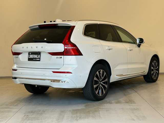ボルボ ボルボ ＸＣ６０ アルティメット B5 AWD 熊本県 2022(令4)年 5万km クリスタルホワイトP ・スマートキー/・プッシュスタート/・パノラマサンルーフ/・Pilot Assist/・レーンキープエイド/・ロードサインインフォメーション/・前車発進通知/・衝突回避/・パーキングアシスト/・ブラインドスポットモニター/・ドライバーアラート/・クロストラフィックアラート/・レーンアシスト/・クルーズコントロール(追従式)/・黒革シート/・前席パワーシート/・全席シートヒーター /・前席シートヒーター /・ハンドルヒーター /・純正メモリナビ/　【Bluetooth・USB・AppleCarPlay・AndroidAuto】/・harman/kardonサウンドシステム/・全方位カメラ/・ETC/・ワイヤレス充電/・ドライブレコーダー(前後録画)/・パワーバックドア/・LEDヘッドランプ/・LEDフォグランプ/・純正マット