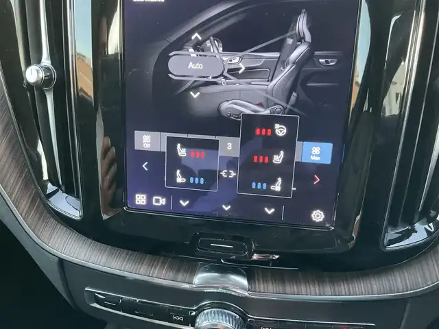 ボルボ ボルボ ＸＣ６０ アルティメット B5 AWD 熊本県 2022(令4)年 5万km クリスタルホワイトP ・スマートキー/・プッシュスタート/・パノラマサンルーフ/・Pilot Assist/・レーンキープエイド/・ロードサインインフォメーション/・前車発進通知/・衝突回避/・パーキングアシスト/・ブラインドスポットモニター/・ドライバーアラート/・クロストラフィックアラート/・レーンアシスト/・クルーズコントロール(追従式)/・黒革シート/・前席パワーシート/・全席シートヒーター /・前席シートヒーター /・ハンドルヒーター /・純正メモリナビ/　【Bluetooth・USB・AppleCarPlay・AndroidAuto】/・harman/kardonサウンドシステム/・全方位カメラ/・ETC/・ワイヤレス充電/・ドライブレコーダー(前後録画)/・パワーバックドア/・LEDヘッドランプ/・LEDフォグランプ/・純正マット