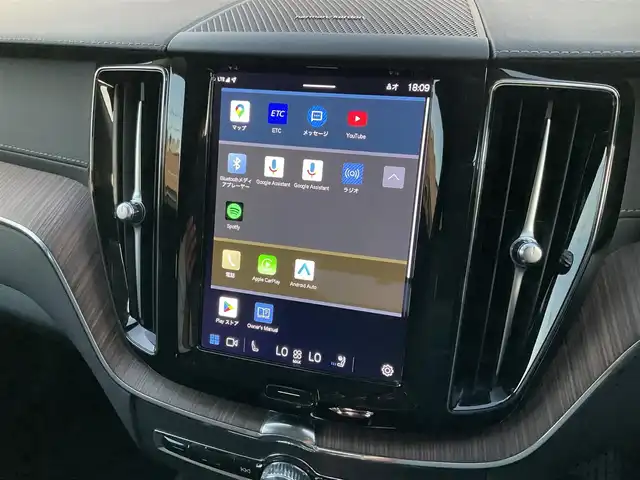 ボルボ ボルボ ＸＣ６０ アルティメット B5 AWD 熊本県 2022(令4)年 5万km クリスタルホワイトP ・スマートキー/・プッシュスタート/・パノラマサンルーフ/・Pilot Assist/・レーンキープエイド/・ロードサインインフォメーション/・前車発進通知/・衝突回避/・パーキングアシスト/・ブラインドスポットモニター/・ドライバーアラート/・クロストラフィックアラート/・レーンアシスト/・クルーズコントロール(追従式)/・黒革シート/・前席パワーシート/・全席シートヒーター /・前席シートヒーター /・ハンドルヒーター /・純正メモリナビ/　【Bluetooth・USB・AppleCarPlay・AndroidAuto】/・harman/kardonサウンドシステム/・全方位カメラ/・ETC/・ワイヤレス充電/・ドライブレコーダー(前後録画)/・パワーバックドア/・LEDヘッドランプ/・LEDフォグランプ/・純正マット