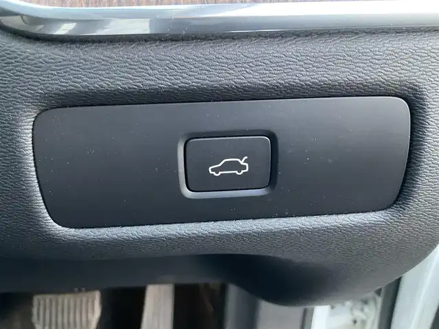 ボルボ ボルボ ＸＣ６０ アルティメット B5 AWD 熊本県 2022(令4)年 5万km クリスタルホワイトP ・スマートキー/・プッシュスタート/・パノラマサンルーフ/・Pilot Assist/・レーンキープエイド/・ロードサインインフォメーション/・前車発進通知/・衝突回避/・パーキングアシスト/・ブラインドスポットモニター/・ドライバーアラート/・クロストラフィックアラート/・レーンアシスト/・クルーズコントロール(追従式)/・黒革シート/・前席パワーシート/・全席シートヒーター /・前席シートヒーター /・ハンドルヒーター /・純正メモリナビ/　【Bluetooth・USB・AppleCarPlay・AndroidAuto】/・harman/kardonサウンドシステム/・全方位カメラ/・ETC/・ワイヤレス充電/・ドライブレコーダー(前後録画)/・パワーバックドア/・LEDヘッドランプ/・LEDフォグランプ/・純正マット