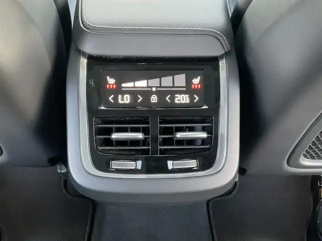 ボルボ ボルボ ＸＣ６０ アルティメット B5 AWD 熊本県 2022(令4)年 5万km クリスタルホワイトP ・スマートキー/・プッシュスタート/・パノラマサンルーフ/・Pilot Assist/・レーンキープエイド/・ロードサインインフォメーション/・前車発進通知/・衝突回避/・パーキングアシスト/・ブラインドスポットモニター/・ドライバーアラート/・クロストラフィックアラート/・レーンアシスト/・クルーズコントロール(追従式)/・黒革シート/・前席パワーシート/・全席シートヒーター /・前席シートヒーター /・ハンドルヒーター /・純正メモリナビ/　【Bluetooth・USB・AppleCarPlay・AndroidAuto】/・harman/kardonサウンドシステム/・全方位カメラ/・ETC/・ワイヤレス充電/・ドライブレコーダー(前後録画)/・パワーバックドア/・LEDヘッドランプ/・LEDフォグランプ/・純正マット