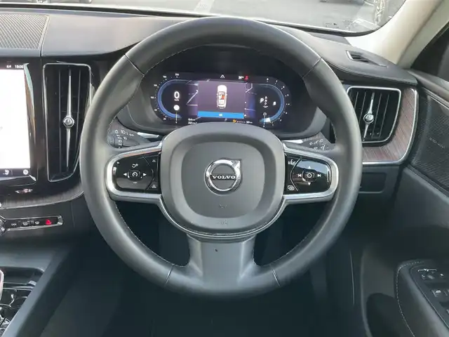 ボルボ ボルボ ＸＣ６０ アルティメット B5 AWD 熊本県 2022(令4)年 5万km クリスタルホワイトP ・スマートキー/・プッシュスタート/・パノラマサンルーフ/・Pilot Assist/・レーンキープエイド/・ロードサインインフォメーション/・前車発進通知/・衝突回避/・パーキングアシスト/・ブラインドスポットモニター/・ドライバーアラート/・クロストラフィックアラート/・レーンアシスト/・クルーズコントロール(追従式)/・黒革シート/・前席パワーシート/・全席シートヒーター /・前席シートヒーター /・ハンドルヒーター /・純正メモリナビ/　【Bluetooth・USB・AppleCarPlay・AndroidAuto】/・harman/kardonサウンドシステム/・全方位カメラ/・ETC/・ワイヤレス充電/・ドライブレコーダー(前後録画)/・パワーバックドア/・LEDヘッドランプ/・LEDフォグランプ/・純正マット