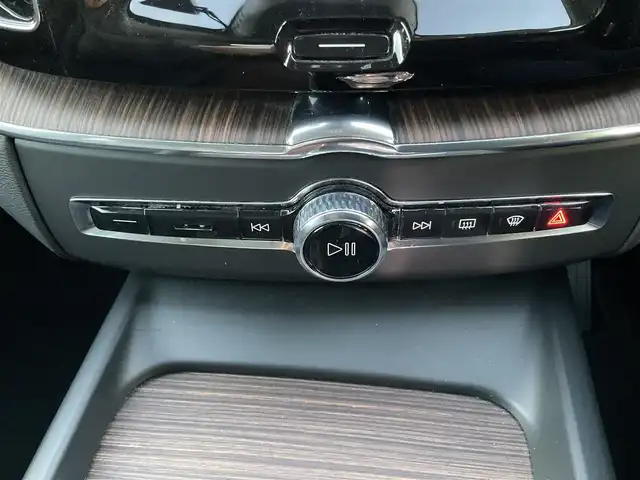 ボルボ ボルボ ＸＣ６０ アルティメット B5 AWD 熊本県 2022(令4)年 5万km クリスタルホワイトP ・スマートキー/・プッシュスタート/・パノラマサンルーフ/・Pilot Assist/・レーンキープエイド/・ロードサインインフォメーション/・前車発進通知/・衝突回避/・パーキングアシスト/・ブラインドスポットモニター/・ドライバーアラート/・クロストラフィックアラート/・レーンアシスト/・クルーズコントロール(追従式)/・黒革シート/・前席パワーシート/・全席シートヒーター /・前席シートヒーター /・ハンドルヒーター /・純正メモリナビ/　【Bluetooth・USB・AppleCarPlay・AndroidAuto】/・harman/kardonサウンドシステム/・全方位カメラ/・ETC/・ワイヤレス充電/・ドライブレコーダー(前後録画)/・パワーバックドア/・LEDヘッドランプ/・LEDフォグランプ/・純正マット