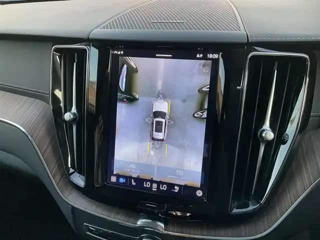 ボルボ ボルボ ＸＣ６０ アルティメット B5 AWD 熊本県 2022(令4)年 5万km クリスタルホワイトP ・スマートキー/・プッシュスタート/・パノラマサンルーフ/・Pilot Assist/・レーンキープエイド/・ロードサインインフォメーション/・前車発進通知/・衝突回避/・パーキングアシスト/・ブラインドスポットモニター/・ドライバーアラート/・クロストラフィックアラート/・レーンアシスト/・クルーズコントロール(追従式)/・黒革シート/・前席パワーシート/・全席シートヒーター /・前席シートヒーター /・ハンドルヒーター /・純正メモリナビ/　【Bluetooth・USB・AppleCarPlay・AndroidAuto】/・harman/kardonサウンドシステム/・全方位カメラ/・ETC/・ワイヤレス充電/・ドライブレコーダー(前後録画)/・パワーバックドア/・LEDヘッドランプ/・LEDフォグランプ/・純正マット
