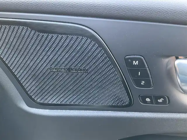ボルボ ボルボ ＸＣ６０ アルティメット B5 AWD 熊本県 2022(令4)年 5万km クリスタルホワイトP ・スマートキー/・プッシュスタート/・パノラマサンルーフ/・Pilot Assist/・レーンキープエイド/・ロードサインインフォメーション/・前車発進通知/・衝突回避/・パーキングアシスト/・ブラインドスポットモニター/・ドライバーアラート/・クロストラフィックアラート/・レーンアシスト/・クルーズコントロール(追従式)/・黒革シート/・前席パワーシート/・全席シートヒーター /・前席シートヒーター /・ハンドルヒーター /・純正メモリナビ/　【Bluetooth・USB・AppleCarPlay・AndroidAuto】/・harman/kardonサウンドシステム/・全方位カメラ/・ETC/・ワイヤレス充電/・ドライブレコーダー(前後録画)/・パワーバックドア/・LEDヘッドランプ/・LEDフォグランプ/・純正マット