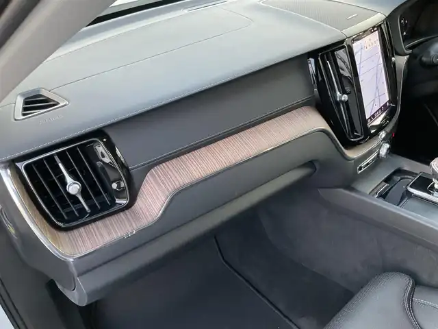 ボルボ ボルボ ＸＣ６０ アルティメット B5 AWD 熊本県 2022(令4)年 5万km クリスタルホワイトP ・スマートキー/・プッシュスタート/・パノラマサンルーフ/・Pilot Assist/・レーンキープエイド/・ロードサインインフォメーション/・前車発進通知/・衝突回避/・パーキングアシスト/・ブラインドスポットモニター/・ドライバーアラート/・クロストラフィックアラート/・レーンアシスト/・クルーズコントロール(追従式)/・黒革シート/・前席パワーシート/・全席シートヒーター /・前席シートヒーター /・ハンドルヒーター /・純正メモリナビ/　【Bluetooth・USB・AppleCarPlay・AndroidAuto】/・harman/kardonサウンドシステム/・全方位カメラ/・ETC/・ワイヤレス充電/・ドライブレコーダー(前後録画)/・パワーバックドア/・LEDヘッドランプ/・LEDフォグランプ/・純正マット