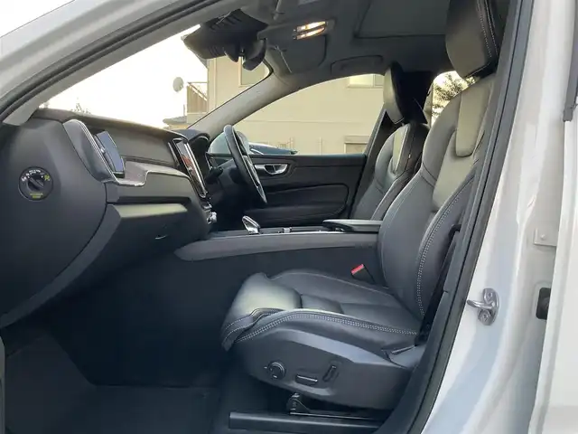 ボルボ ボルボ ＸＣ６０ アルティメット B5 AWD 熊本県 2022(令4)年 5万km クリスタルホワイトP ・スマートキー/・プッシュスタート/・パノラマサンルーフ/・Pilot Assist/・レーンキープエイド/・ロードサインインフォメーション/・前車発進通知/・衝突回避/・パーキングアシスト/・ブラインドスポットモニター/・ドライバーアラート/・クロストラフィックアラート/・レーンアシスト/・クルーズコントロール(追従式)/・黒革シート/・前席パワーシート/・全席シートヒーター /・前席シートヒーター /・ハンドルヒーター /・純正メモリナビ/　【Bluetooth・USB・AppleCarPlay・AndroidAuto】/・harman/kardonサウンドシステム/・全方位カメラ/・ETC/・ワイヤレス充電/・ドライブレコーダー(前後録画)/・パワーバックドア/・LEDヘッドランプ/・LEDフォグランプ/・純正マット