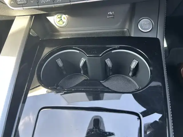 アウディ Ａ４ 45TFSIクワトロ Sライン 滋賀県 2021(令3)年 3.5万km デイトナグレーパールエフェクト Sラインプラスパッケージ/バーチャルコックピット/RSタイプグリル/ハーフレザー/・パワーシート/・全席シートヒーター /ACC/サイドアシスト/純正ナビ（DTV/BT/USB/CarPlay）/バックカメラ/コーナーセンサー /純正LEDヘッドライト/純正18インチAW