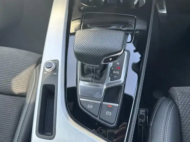 アウディ Ａ４ 45TFSIクワトロ Sライン 滋賀県 2021(令3)年 3.5万km デイトナグレーパールエフェクト Sラインプラスパッケージ/バーチャルコックピット/RSタイプグリル/ハーフレザー/・パワーシート/・全席シートヒーター /ACC/サイドアシスト/純正ナビ（DTV/BT/USB/CarPlay）/バックカメラ/コーナーセンサー /純正LEDヘッドライト/純正18インチAW