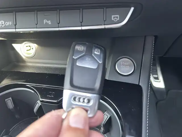 アウディ Ａ４ 45TFSIクワトロ Sライン 滋賀県 2021(令3)年 3.5万km デイトナグレーパールエフェクト Sラインプラスパッケージ/バーチャルコックピット/RSタイプグリル/ハーフレザー/・パワーシート/・全席シートヒーター /ACC/サイドアシスト/純正ナビ（DTV/BT/USB/CarPlay）/バックカメラ/コーナーセンサー /純正LEDヘッドライト/純正18インチAW