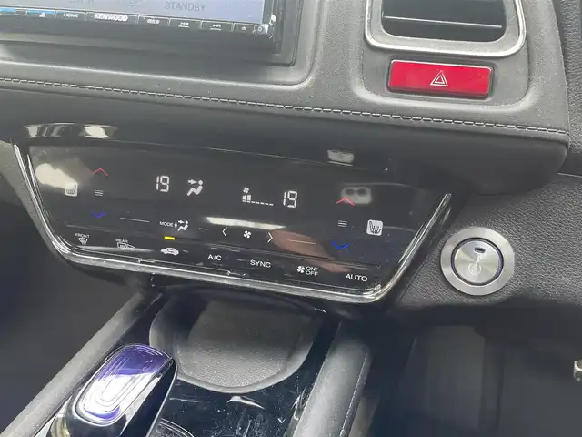 ホンダ ヴェゼル ハイブリッド Z 栃木県 2014(平26)年 14.5万km ホワイトオーキッドパール (株)IDOMが運営する【じしゃロン宇都宮店】の自社ローン専用車両になります。こちらは現金またはオートローンご利用時の価格です。自社ローンご希望の方は別途その旨お申付け下さい/社外ナビ/バックカメラ/フルセグ/Ｂｌｕｅｔｏｏｔｈ/クルーズコントロール/パドルシフト/ハーフレザーシート/シートヒーター/ＬＥＤヘッドライト/フォグライト/オートライト/純正アルミホイール