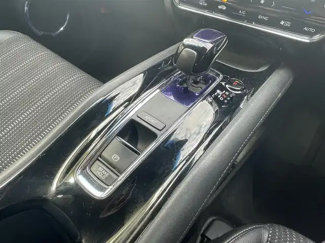 ホンダ ヴェゼル ハイブリッド Z 栃木県 2014(平26)年 14.5万km ホワイトオーキッドパール (株)IDOMが運営する【じしゃロン宇都宮店】の自社ローン専用車両になります。こちらは現金またはオートローンご利用時の価格です。自社ローンご希望の方は別途その旨お申付け下さい/社外ナビ/バックカメラ/フルセグ/Ｂｌｕｅｔｏｏｔｈ/クルーズコントロール/パドルシフト/ハーフレザーシート/シートヒーター/ＬＥＤヘッドライト/フォグライト/オートライト/純正アルミホイール