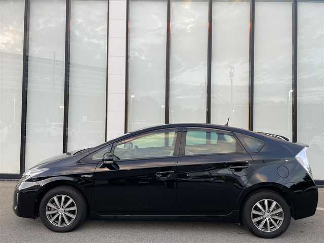 トヨタ プリウス G 神奈川県 2013(平25)年 5.2万km ブラック 純正ナビ　/   フルセグTV/CD/DVD/Bluetooth/バックモニター/横滑り防止装置 /クルーズコントロール /アイドリングストップ /パワーシート/社外１５インチアルミホイール　/純正フロアマット/プッシュスタート  /スマートキー/ハーフレザーシート /ビルトインETC