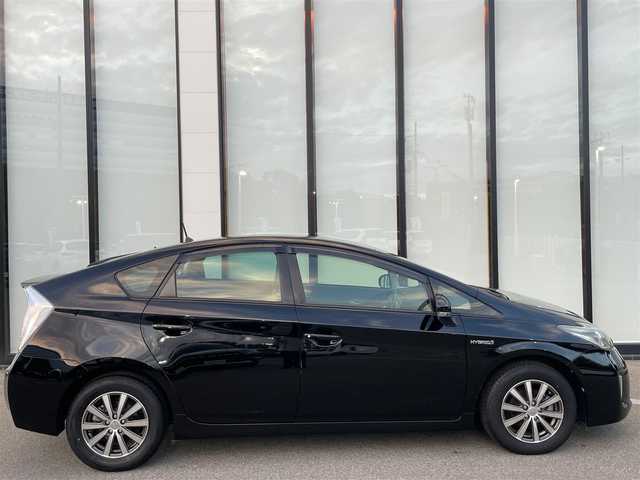 トヨタ プリウス G 神奈川県 2013(平25)年 5.2万km ブラック 純正ナビ　/   フルセグTV/CD/DVD/Bluetooth/バックモニター/横滑り防止装置 /クルーズコントロール /アイドリングストップ /パワーシート/社外１５インチアルミホイール　/純正フロアマット/プッシュスタート  /スマートキー/ハーフレザーシート /ビルトインETC