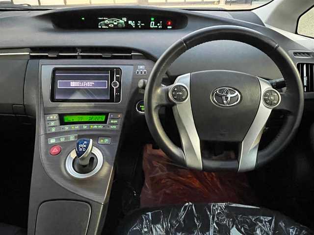 トヨタ プリウス G 神奈川県 2013(平25)年 5.2万km ブラック 純正ナビ　/   フルセグTV/CD/DVD/Bluetooth/バックモニター/横滑り防止装置 /クルーズコントロール /アイドリングストップ /パワーシート/社外１５インチアルミホイール　/純正フロアマット/プッシュスタート  /スマートキー/ハーフレザーシート /ビルトインETC