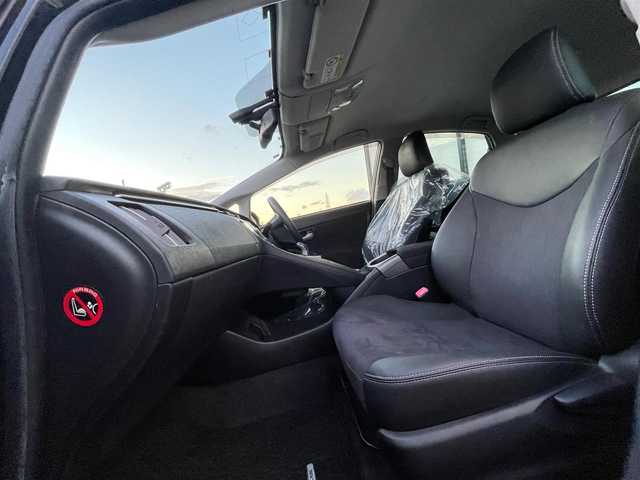 トヨタ プリウス G 神奈川県 2013(平25)年 5.2万km ブラック 純正ナビ　/   フルセグTV/CD/DVD/Bluetooth/バックモニター/横滑り防止装置 /クルーズコントロール /アイドリングストップ /パワーシート/社外１５インチアルミホイール　/純正フロアマット/プッシュスタート  /スマートキー/ハーフレザーシート /ビルトインETC