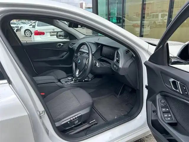 ＢＭＷ ＢＭＷ １１８ｄ 石川県 2021(令3)年 2.9万km 白 純正HDDナビ/　Bluetooth・AM/FM・USB・AppleCarPlay/全方位カメラ/ETC/前後ドライブレコーダー/アダプティブクルーズコントロール/ブラインドスポットモニター/パワーシート（D席）/シートメモリー/AUTO HOLD/アンチロック・ブレーキ・システム/衝突被害軽減システム/横滑り防止装置/前後コーナーセンサー/盗難防止装置/パーキングアシスト/アイドリングストップ/エアバッグ（W）/カーテンエアバッグ/純正アルミホイール/純正フロアマット/LEDヘッドライト/スマートキー/プッシュスタート/スペアキー×1