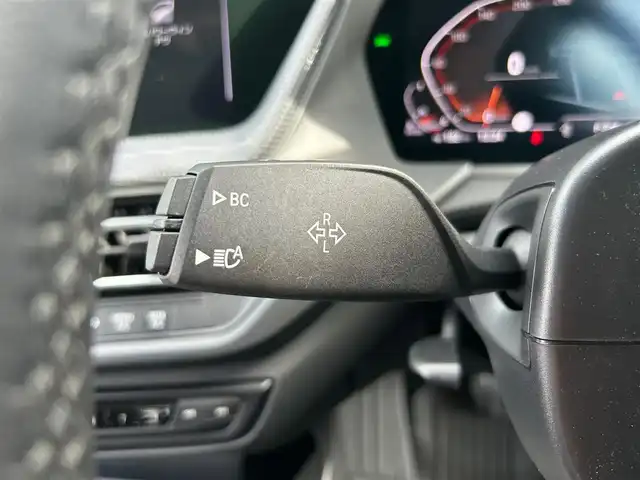 ＢＭＷ ＢＭＷ １１８ｄ 石川県 2021(令3)年 2.9万km 白 純正HDDナビ/　Bluetooth・AM/FM・USB・AppleCarPlay/全方位カメラ/ETC/前後ドライブレコーダー/アダプティブクルーズコントロール/ブラインドスポットモニター/パワーシート（D席）/シートメモリー/AUTO HOLD/アンチロック・ブレーキ・システム/衝突被害軽減システム/横滑り防止装置/前後コーナーセンサー/盗難防止装置/パーキングアシスト/アイドリングストップ/エアバッグ（W）/カーテンエアバッグ/純正アルミホイール/純正フロアマット/LEDヘッドライト/スマートキー/プッシュスタート/スペアキー×1