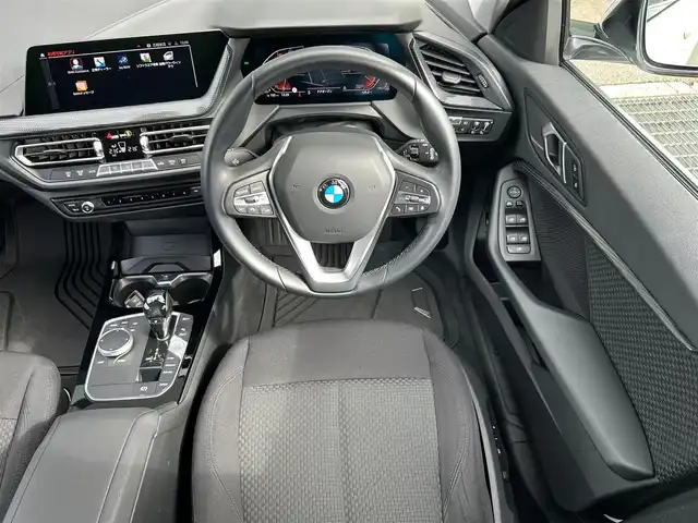 ＢＭＷ ＢＭＷ １１８ｄ 石川県 2021(令3)年 2.9万km 白 純正HDDナビ/　Bluetooth・AM/FM・USB・AppleCarPlay/全方位カメラ/ETC/前後ドライブレコーダー/アダプティブクルーズコントロール/ブラインドスポットモニター/パワーシート（D席）/シートメモリー/AUTO HOLD/アンチロック・ブレーキ・システム/衝突被害軽減システム/横滑り防止装置/前後コーナーセンサー/盗難防止装置/パーキングアシスト/アイドリングストップ/エアバッグ（W）/カーテンエアバッグ/純正アルミホイール/純正フロアマット/LEDヘッドライト/スマートキー/プッシュスタート/スペアキー×1
