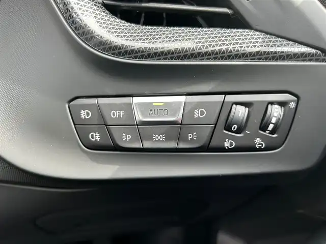 ＢＭＷ ＢＭＷ １１８ｄ 石川県 2021(令3)年 2.9万km 白 純正HDDナビ/　Bluetooth・AM/FM・USB・AppleCarPlay/全方位カメラ/ETC/前後ドライブレコーダー/アダプティブクルーズコントロール/ブラインドスポットモニター/パワーシート（D席）/シートメモリー/AUTO HOLD/アンチロック・ブレーキ・システム/衝突被害軽減システム/横滑り防止装置/前後コーナーセンサー/盗難防止装置/パーキングアシスト/アイドリングストップ/エアバッグ（W）/カーテンエアバッグ/純正アルミホイール/純正フロアマット/LEDヘッドライト/スマートキー/プッシュスタート/スペアキー×1