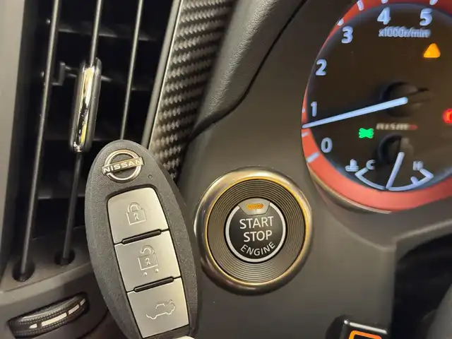 日産 スカイライン ニスモリミテッド 群馬県 2024(令6)年 0.9万km グレー 安全装備/・衝突軽減ブレーキ/・アラウンドビューモニター/・前後コーナーセンサー/・車線逸脱装置/・クルーズコントロール/・ブラインドスポット/・横滑り防止/・オートライト/・オートハイビーム/メーカー純正ナビ/・AM/FM/フルセグTV/・Bluetooth/SD/・CD/DVD/AUX/MSV/レカロシート/パドルシフト/サンルーフ/LEDヘッドライト/LEDフォグランプ/純正前後ドライブレコーダー/純正ETC2.0/純正フロアマット/プッシュスタート/スマートキー
