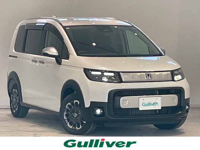 ホンダ フリード ハイブリット e:HEV クロスター 宮城県 2025(令7)年 0.2万km プラチナホワイトパール Honda SENSING/・渋滞追従機能付アダプティブクルーズコントロール（ACC）/・トラフィックジャムアシスト（渋滞運転支援機能）/・ブラインドスポットインフォメーション/・衝突軽減ブレーキ（CMBS）/・先行車発信お知らせ機能/・歩行者事故低減ステアリング/・路外逸脱抑制機能/・標識認識機能/・車線維持支援システム（LKAS）/・誤発進抑制機能/・後方誤発進抑制機能/・近距離衝突軽減ブレーキ/・急アクセル抑制機能/・オートハイビーム/純正9インチHonda CONNECTナビ/（LXM-247VFL）/・Bluetooth、TV、appleCarPlay/・バックカメラ/・ETC/電動パーキング/・オートブレーキホールド/４WD/ハーフレザー/両側パワースライド/純正フロアマット/純正アルミホイール/アイドリングストップ/・スマートキー