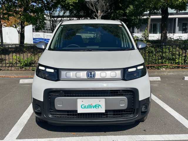 ホンダ フリード ハイブリット e:HEV クロスター 宮城県 2025(令7)年 0.2万km プラチナホワイトパール Honda SENSING/・渋滞追従機能付アダプティブクルーズコントロール（ACC）/・トラフィックジャムアシスト（渋滞運転支援機能）/・ブラインドスポットインフォメーション/・衝突軽減ブレーキ（CMBS）/・先行車発信お知らせ機能/・歩行者事故低減ステアリング/・路外逸脱抑制機能/・標識認識機能/・車線維持支援システム（LKAS）/・誤発進抑制機能/・後方誤発進抑制機能/・近距離衝突軽減ブレーキ/・急アクセル抑制機能/・オートハイビーム/純正9インチHonda CONNECTナビ/（LXM-247VFL）/・Bluetooth、TV、appleCarPlay/・バックカメラ/・ETC/電動パーキング/・オートブレーキホールド/４WD/ハーフレザー/両側パワースライド/純正フロアマット/純正アルミホイール/アイドリングストップ/・スマートキー