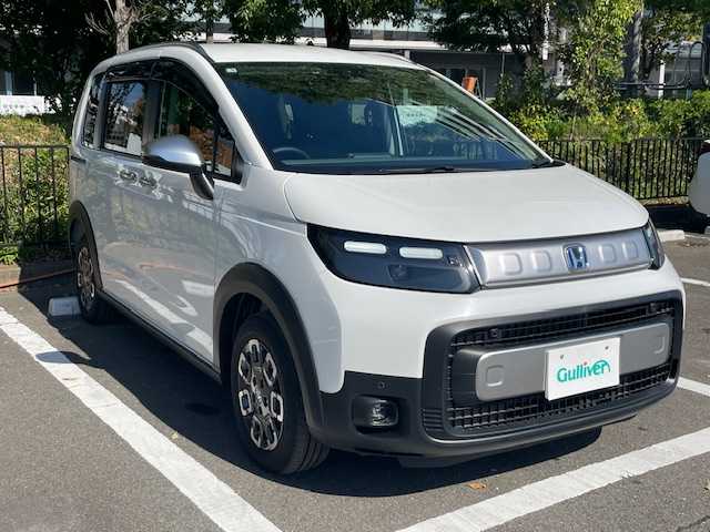 ホンダ フリード ハイブリット e:HEV クロスター 宮城県 2025(令7)年 0.2万km プラチナホワイトパール Honda SENSING/・渋滞追従機能付アダプティブクルーズコントロール（ACC）/・トラフィックジャムアシスト（渋滞運転支援機能）/・ブラインドスポットインフォメーション/・衝突軽減ブレーキ（CMBS）/・先行車発信お知らせ機能/・歩行者事故低減ステアリング/・路外逸脱抑制機能/・標識認識機能/・車線維持支援システム（LKAS）/・誤発進抑制機能/・後方誤発進抑制機能/・近距離衝突軽減ブレーキ/・急アクセル抑制機能/・オートハイビーム/純正9インチHonda CONNECTナビ/（LXM-247VFL）/・Bluetooth、TV、appleCarPlay/・バックカメラ/・ETC/電動パーキング/・オートブレーキホールド/４WD/ハーフレザー/両側パワースライド/純正フロアマット/純正アルミホイール/アイドリングストップ/・スマートキー