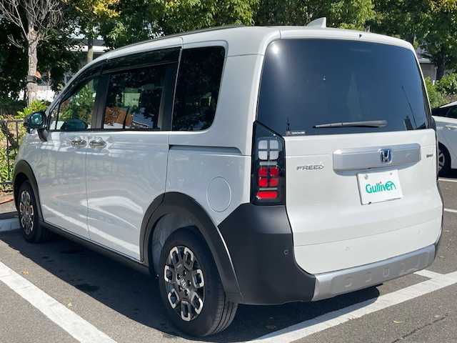 ホンダ フリード ハイブリット e:HEV クロスター 宮城県 2025(令7)年 0.2万km プラチナホワイトパール Honda SENSING/・渋滞追従機能付アダプティブクルーズコントロール（ACC）/・トラフィックジャムアシスト（渋滞運転支援機能）/・ブラインドスポットインフォメーション/・衝突軽減ブレーキ（CMBS）/・先行車発信お知らせ機能/・歩行者事故低減ステアリング/・路外逸脱抑制機能/・標識認識機能/・車線維持支援システム（LKAS）/・誤発進抑制機能/・後方誤発進抑制機能/・近距離衝突軽減ブレーキ/・急アクセル抑制機能/・オートハイビーム/純正9インチHonda CONNECTナビ/（LXM-247VFL）/・Bluetooth、TV、appleCarPlay/・バックカメラ/・ETC/電動パーキング/・オートブレーキホールド/４WD/ハーフレザー/両側パワースライド/純正フロアマット/純正アルミホイール/アイドリングストップ/・スマートキー