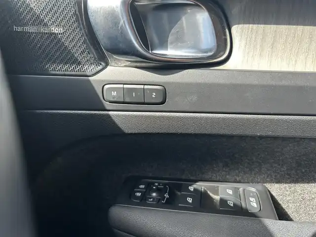 ボルボ ボルボ ＸＣ４０ B4 AWD インスクリプション 兵庫県 2022(令4)年 5.9万km クリスタルホワイトP 純正HDDナビ/(Blue Tooth/AM/FM/Apple car play/Android Auto)/harman/kardonサウンドシステム/シートヒーター(全席)/ステアリングヒーター/全方位カメラ/前後録画ドラレコ/クルーズコントロール/パワーシート(D/N席)/電動パーキングブレーキ/パワーバックドア/フルセグTV/アイドリングストップ/レザーシート(茶)/自動駐車/ETC/保証書/ワンオーナー