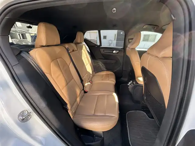 ボルボ ボルボ ＸＣ４０ B4 AWD インスクリプション 兵庫県 2022(令4)年 5.9万km クリスタルホワイトP 純正HDDナビ/(Blue Tooth/AM/FM/Apple car play/Android Auto)/harman/kardonサウンドシステム/シートヒーター(全席)/ステアリングヒーター/全方位カメラ/前後録画ドラレコ/クルーズコントロール/パワーシート(D/N席)/電動パーキングブレーキ/パワーバックドア/フルセグTV/アイドリングストップ/レザーシート(茶)/自動駐車/ETC/保証書/ワンオーナー