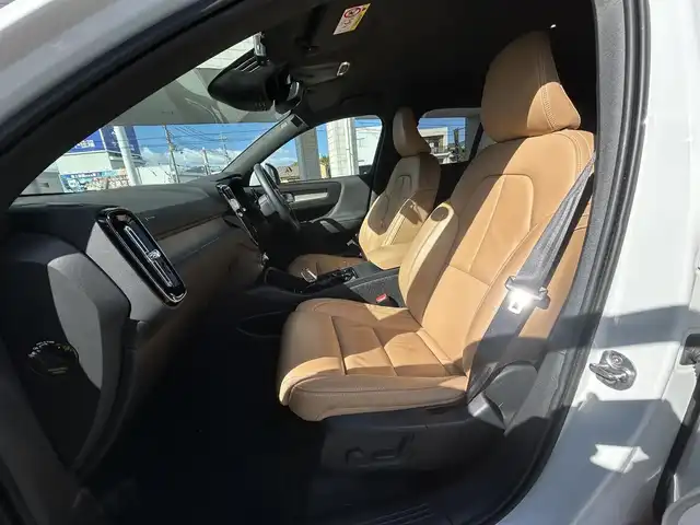 ボルボ ボルボ ＸＣ４０ B4 AWD インスクリプション 兵庫県 2022(令4)年 5.9万km クリスタルホワイトP 純正HDDナビ/(Blue Tooth/AM/FM/Apple car play/Android Auto)/harman/kardonサウンドシステム/シートヒーター(全席)/ステアリングヒーター/全方位カメラ/前後録画ドラレコ/クルーズコントロール/パワーシート(D/N席)/電動パーキングブレーキ/パワーバックドア/フルセグTV/アイドリングストップ/レザーシート(茶)/自動駐車/ETC/保証書/ワンオーナー