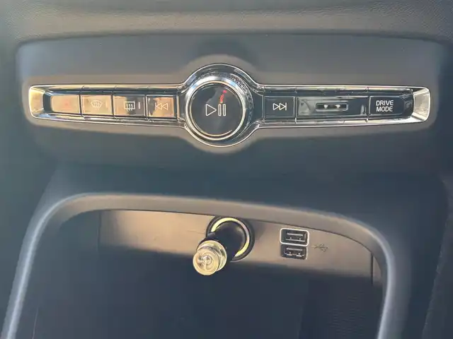 ボルボ ボルボ ＸＣ４０ B4 AWD インスクリプション 兵庫県 2022(令4)年 5.9万km クリスタルホワイトP 純正HDDナビ/(Blue Tooth/AM/FM/Apple car play/Android Auto)/harman/kardonサウンドシステム/シートヒーター(全席)/ステアリングヒーター/全方位カメラ/前後録画ドラレコ/クルーズコントロール/パワーシート(D/N席)/電動パーキングブレーキ/パワーバックドア/フルセグTV/アイドリングストップ/レザーシート(茶)/自動駐車/ETC/保証書/ワンオーナー