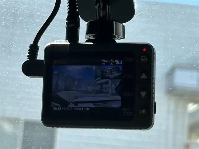 ボルボ ボルボ ＸＣ４０ B4 AWD インスクリプション 兵庫県 2022(令4)年 5.9万km クリスタルホワイトP 純正HDDナビ/(Blue Tooth/AM/FM/Apple car play/Android Auto)/harman/kardonサウンドシステム/シートヒーター(全席)/ステアリングヒーター/全方位カメラ/前後録画ドラレコ/クルーズコントロール/パワーシート(D/N席)/電動パーキングブレーキ/パワーバックドア/フルセグTV/アイドリングストップ/レザーシート(茶)/自動駐車/ETC/保証書/ワンオーナー