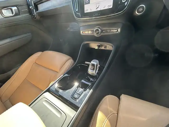 ボルボ ボルボ ＸＣ４０ B4 AWD インスクリプション 兵庫県 2022(令4)年 5.9万km クリスタルホワイトP 純正HDDナビ/(Blue Tooth/AM/FM/Apple car play/Android Auto)/harman/kardonサウンドシステム/シートヒーター(全席)/ステアリングヒーター/全方位カメラ/前後録画ドラレコ/クルーズコントロール/パワーシート(D/N席)/電動パーキングブレーキ/パワーバックドア/フルセグTV/アイドリングストップ/レザーシート(茶)/自動駐車/ETC/保証書/ワンオーナー