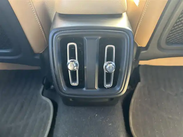 ボルボ ボルボ ＸＣ４０ B4 AWD インスクリプション 兵庫県 2022(令4)年 5.9万km クリスタルホワイトP 純正HDDナビ/(Blue Tooth/AM/FM/Apple car play/Android Auto)/harman/kardonサウンドシステム/シートヒーター(全席)/ステアリングヒーター/全方位カメラ/前後録画ドラレコ/クルーズコントロール/パワーシート(D/N席)/電動パーキングブレーキ/パワーバックドア/フルセグTV/アイドリングストップ/レザーシート(茶)/自動駐車/ETC/保証書/ワンオーナー