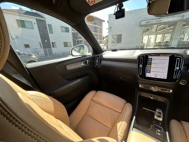 ボルボ ボルボ ＸＣ４０ B4 AWD インスクリプション 兵庫県 2022(令4)年 5.9万km クリスタルホワイトP 純正HDDナビ/(Blue Tooth/AM/FM/Apple car play/Android Auto)/harman/kardonサウンドシステム/シートヒーター(全席)/ステアリングヒーター/全方位カメラ/前後録画ドラレコ/クルーズコントロール/パワーシート(D/N席)/電動パーキングブレーキ/パワーバックドア/フルセグTV/アイドリングストップ/レザーシート(茶)/自動駐車/ETC/保証書/ワンオーナー