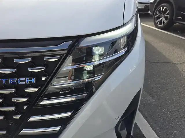 日産 セレナ e－パワー オーテック 福岡県 2023(令5)年 1.9万km パールⅡ カロッツェリアナビ/両側ハンズフリーパワースライドドア/全周囲カメラ/ビルトインETC/プロパイロット/エマージェンシーブレーキ/車線逸脱防止支援システム/後退時車両検知警報/衝突回避ステアリングアシスト/デジタルルームミラー/LEDヘッドランプ/革巻きステアリング/ステアリングヒーター/ブラック合皮シート/前席/2列目シートヒーター/2列目キャプテンシート/純正16インチアルミホイール/スマートキー/プッシュエンジンスターター/禁煙車