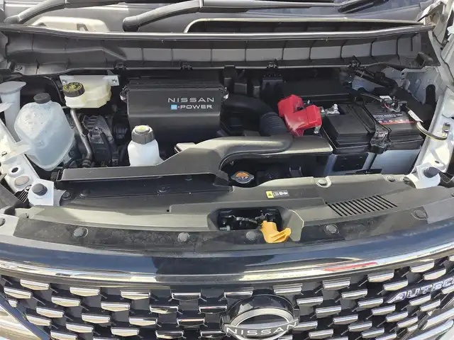 日産 セレナ e－パワー オーテック 福岡県 2023(令5)年 1.9万km パールⅡ カロッツェリアナビ/両側ハンズフリーパワースライドドア/全周囲カメラ/ビルトインETC/プロパイロット/エマージェンシーブレーキ/車線逸脱防止支援システム/後退時車両検知警報/衝突回避ステアリングアシスト/デジタルルームミラー/LEDヘッドランプ/革巻きステアリング/ステアリングヒーター/ブラック合皮シート/前席/2列目シートヒーター/2列目キャプテンシート/純正16インチアルミホイール/スマートキー/プッシュエンジンスターター/禁煙車