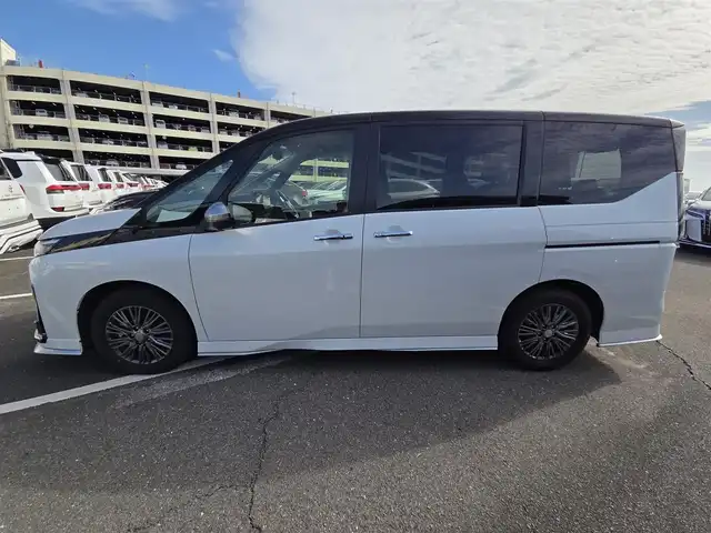 日産 セレナ e－パワー オーテック 福岡県 2023(令5)年 1.9万km パールⅡ カロッツェリアナビ/両側ハンズフリーパワースライドドア/全周囲カメラ/ビルトインETC/プロパイロット/エマージェンシーブレーキ/車線逸脱防止支援システム/後退時車両検知警報/衝突回避ステアリングアシスト/デジタルルームミラー/LEDヘッドランプ/革巻きステアリング/ステアリングヒーター/ブラック合皮シート/前席/2列目シートヒーター/2列目キャプテンシート/純正16インチアルミホイール/スマートキー/プッシュエンジンスターター/禁煙車