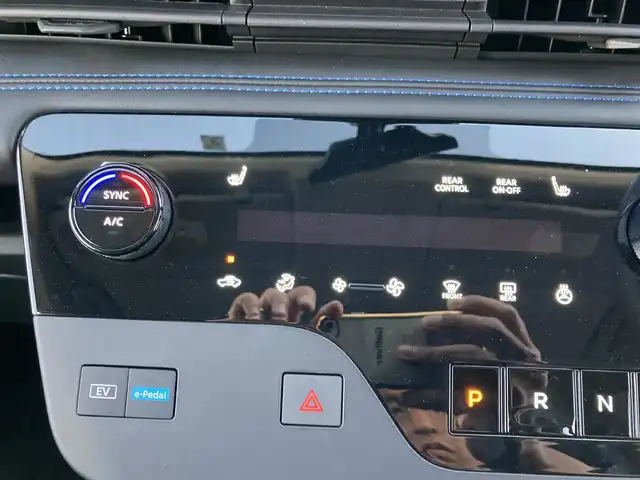 日産 セレナ e－パワー オーテック 福岡県 2023(令5)年 1.9万km パールⅡ カロッツェリアナビ/両側ハンズフリーパワースライドドア/全周囲カメラ/ビルトインETC/プロパイロット/エマージェンシーブレーキ/車線逸脱防止支援システム/後退時車両検知警報/衝突回避ステアリングアシスト/デジタルルームミラー/LEDヘッドランプ/革巻きステアリング/ステアリングヒーター/ブラック合皮シート/前席/2列目シートヒーター/2列目キャプテンシート/純正16インチアルミホイール/スマートキー/プッシュエンジンスターター/禁煙車