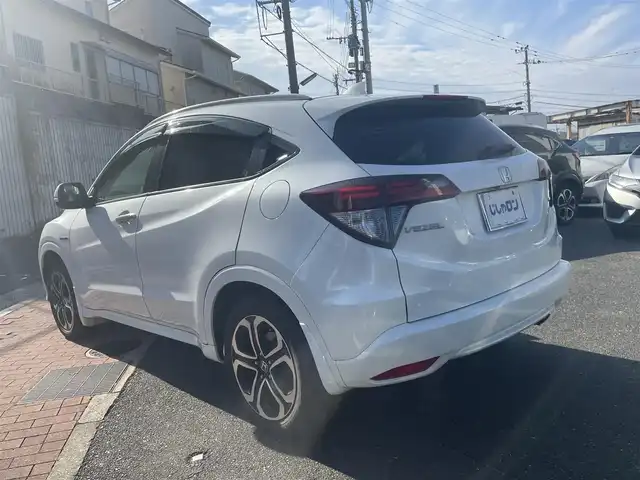 ホンダ ヴェゼル ハイブリッド Z 福岡県 2015(平27)年 10.3万km ホワイトオーキッドパール (株)IDOMが運営する【じしゃロン八幡西店】の自社ローン専用車両になります。こちらは現金またはオートローンご利用時の価格です。自社ローンご希望の方は別途その旨お申付け下さい/スマートキー/純正メモリナビ/Bluetooth/フルセグ/バックカメラ/クルーズコントロール/パドルシフト/シートヒーター/ETC