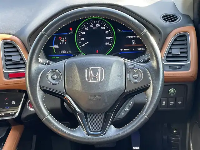 ホンダ ヴェゼル ハイブリッド Z 福岡県 2015(平27)年 10.3万km ホワイトオーキッドパール (株)IDOMが運営する【じしゃロン八幡西店】の自社ローン専用車両になります。こちらは現金またはオートローンご利用時の価格です。自社ローンご希望の方は別途その旨お申付け下さい/スマートキー/純正メモリナビ/Bluetooth/フルセグ/バックカメラ/クルーズコントロール/パドルシフト/シートヒーター/ETC