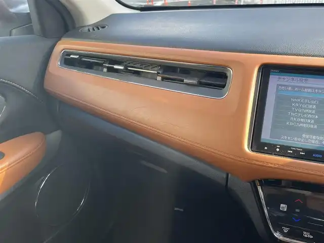 ホンダ ヴェゼル ハイブリッド Z 福岡県 2015(平27)年 10.3万km ホワイトオーキッドパール (株)IDOMが運営する【じしゃロン八幡西店】の自社ローン専用車両になります。こちらは現金またはオートローンご利用時の価格です。自社ローンご希望の方は別途その旨お申付け下さい/スマートキー/純正メモリナビ/Bluetooth/フルセグ/バックカメラ/クルーズコントロール/パドルシフト/シートヒーター/ETC