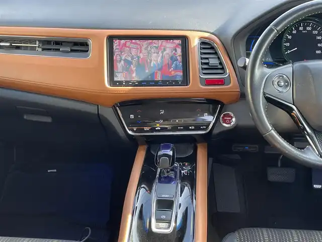 ホンダ ヴェゼル ハイブリッド Z 福岡県 2015(平27)年 10.3万km ホワイトオーキッドパール (株)IDOMが運営する【じしゃロン八幡西店】の自社ローン専用車両になります。こちらは現金またはオートローンご利用時の価格です。自社ローンご希望の方は別途その旨お申付け下さい/スマートキー/純正メモリナビ/Bluetooth/フルセグ/バックカメラ/クルーズコントロール/パドルシフト/シートヒーター/ETC