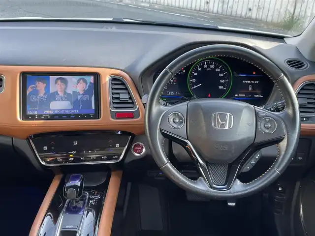 ホンダ ヴェゼル ハイブリッド Z 福岡県 2015(平27)年 10.3万km ホワイトオーキッドパール (株)IDOMが運営する【じしゃロン八幡西店】の自社ローン専用車両になります。こちらは現金またはオートローンご利用時の価格です。自社ローンご希望の方は別途その旨お申付け下さい/スマートキー/純正メモリナビ/Bluetooth/フルセグ/バックカメラ/クルーズコントロール/パドルシフト/シートヒーター/ETC